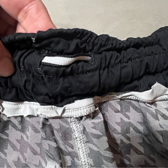 LULULEMON Tracker Short II 2-Way Stretch - Picture 10 of 11